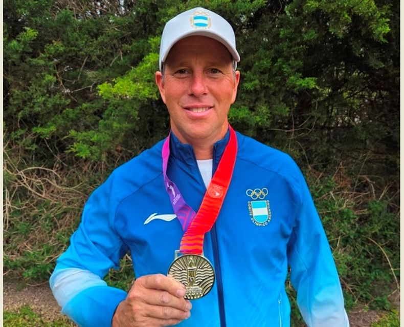 Javier Rawson con su medalla de los Juegos Suramericanos.