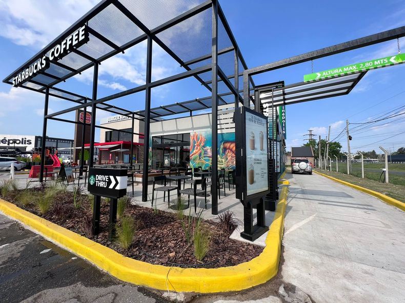 Starbucks abrió la primera sucursal de Pilar con retiro desde el auto en el complejo Pilar Walk.&nbsp;