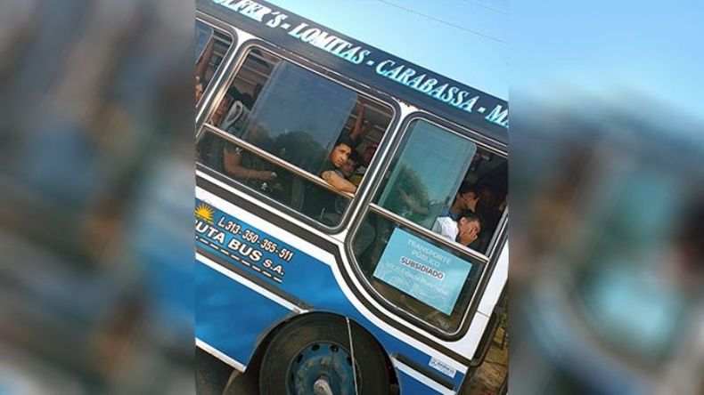 La foto muestra el modo en que viajamos nosotros los trabajadores, los que pagamos el sueldo de ellos. Es en Manzanares. Sil Jorgelina López..