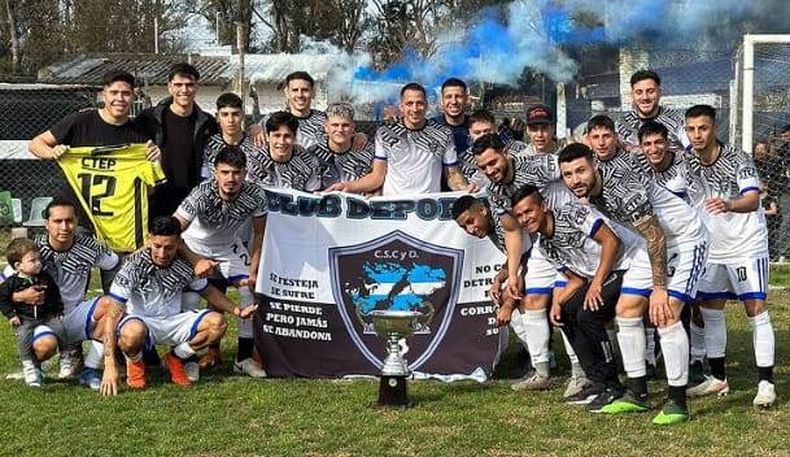 CAMPEÓN. Los jugadores de Malvinas recibieron la copa tras el final del partido.&nbsp;