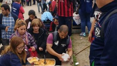 RACIONES. Más de 150 personas pasaron por la olla popular de Derqui..