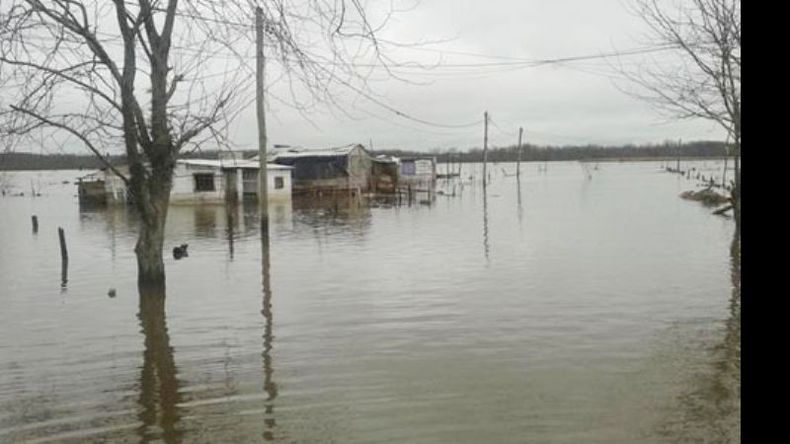 MAREA ALTA. En el barrio Agustoni el caudal creció durante la madrugada y complicó la situación..