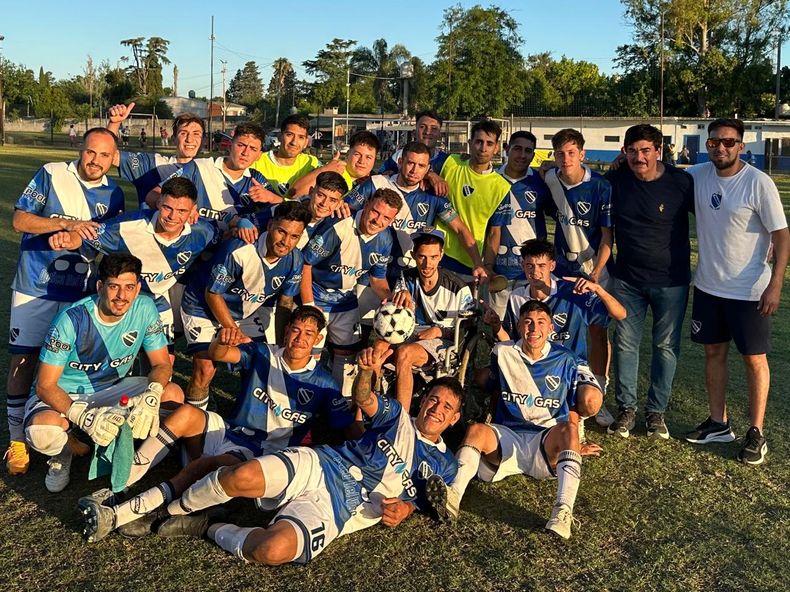 VISITA. Unión le dedicó el triunfo a Leo Ibarra (con pelota), exjugador del club.