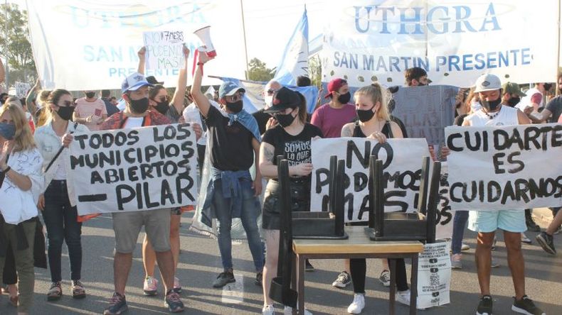 SILLAS AL REVÉS. El símbolo de la paralización del sector..