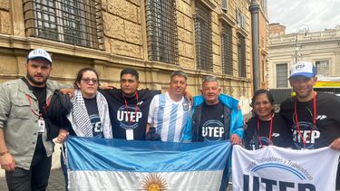 BANDERAS. Parte de la delegación argentina en el Vaticano. En el centro, Ruiz Díaz con la camiseta de la Selección.