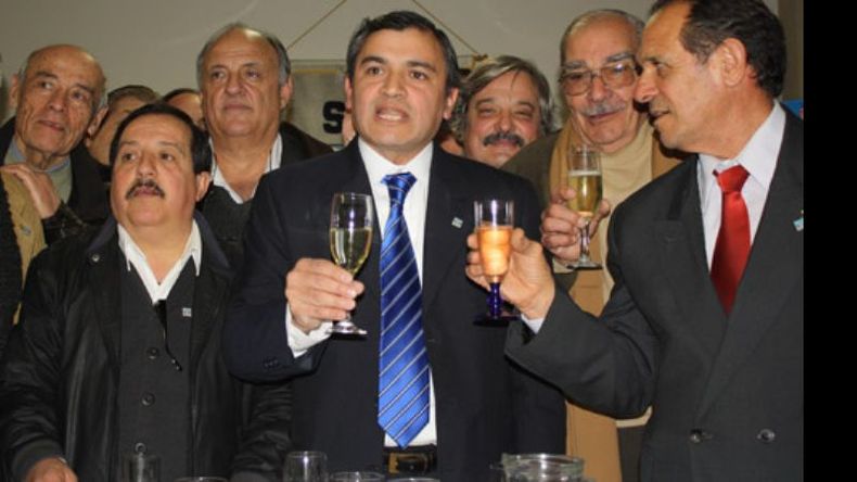 La Sociedad de Comerciantes de Pilar, SCIPA, cumplió 67 años de vida y los festejó en su sede, junto a asociados, amigos de la entidad y representantes de FEBA y CAME. En la foto, el momento del brindis, con su presidente Daniel Castro (centro), a la cabeza..