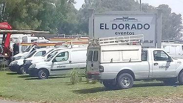 FIESTA. Camionetas de Edenor, el miércoles, frente a un salón de eventos de Pilar. .