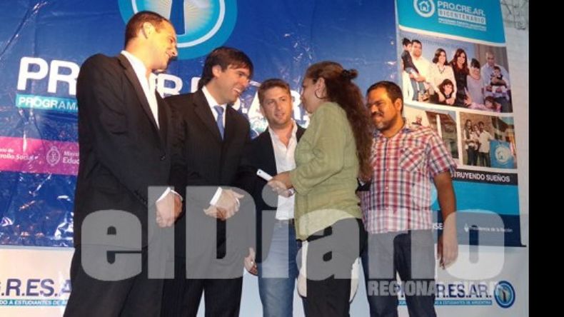 Bossio con los concejales kirchneristas, ayer, en su paso por Pilar..