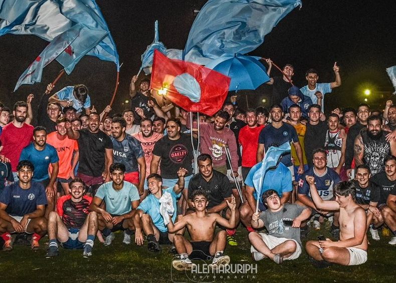 San Patricio y el banderazo de sus hinchas e inferiores en el entrenamiento del jueves.