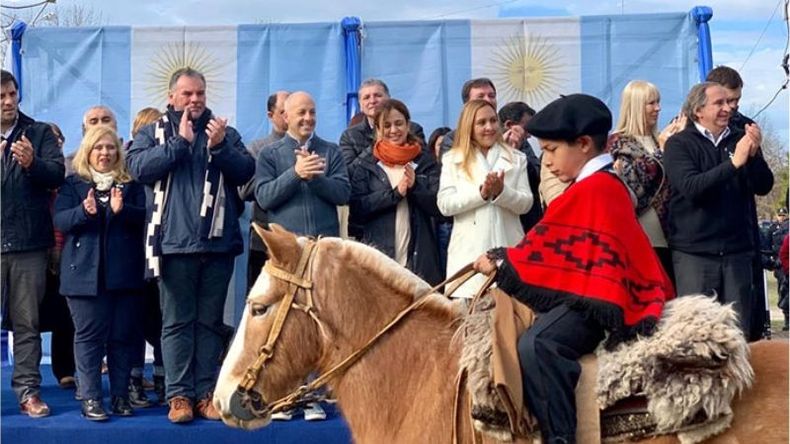 DESFILE. Ducoté presidió el escenario con funcionarios y concejales..