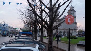 Están los carteles. Desde mañana comienza el nuevo estacionamiento medido con 8 días de prueba..