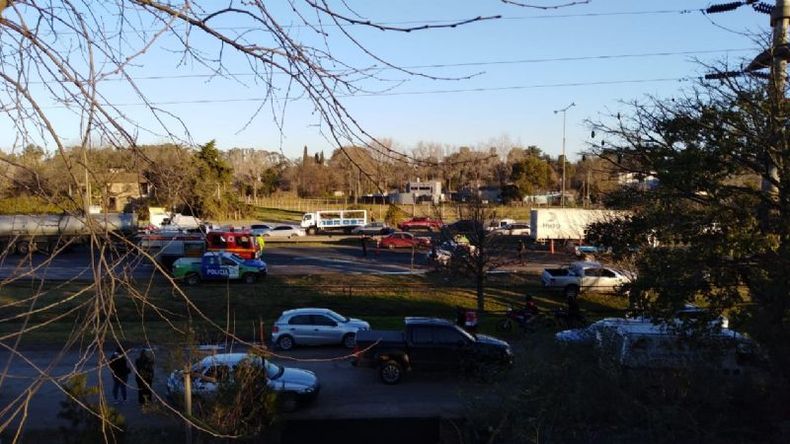 TRABADO. Así estuvo el tránsito en el kilómetro 56,500 de Panamericana a raíz del vuelco. .
