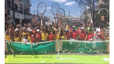 RAQUETÓN. Un sábado donde la plaza se llenó de tenis..