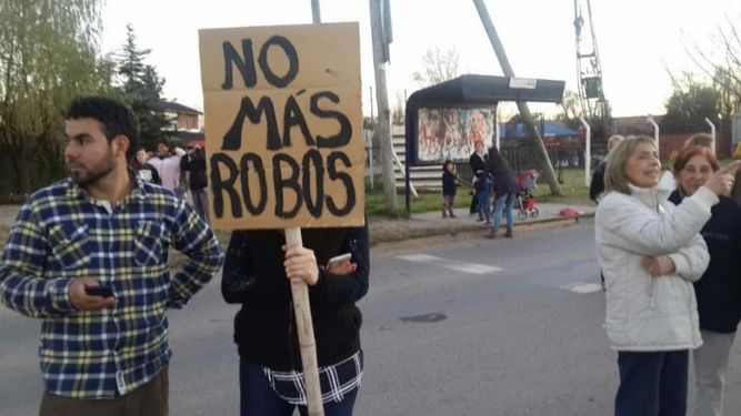 NO MÁS ROBOS. El cartel de uno de los manifestantes..