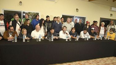 MESA. Gremialistas durante el acto de anoche. Dieron su apoyo a Federico Achával. .