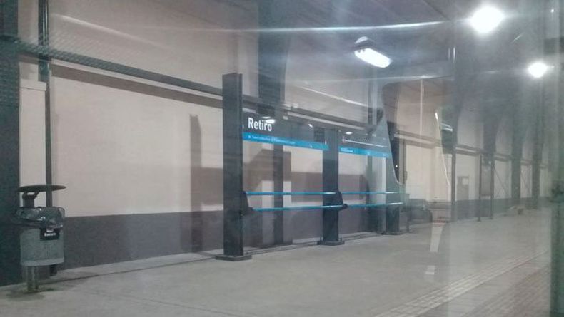 Último tren de Retiro a Villa Rosa, 22.10. Los otros a Boulogne nomás llegan. Alanh Mhaciel.