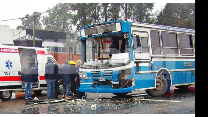 TROMPA. Así quedó la unidad de la línea 350..