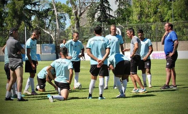 EN EL ESTADIO. Torres da las últimas indicaciones tácticas en el entrenamiento.