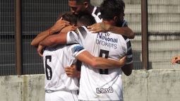 ABRAZO DE GOL. Los jugadores de Real celebran la apertura del marcador. Foto. Prensa Real Pilar..