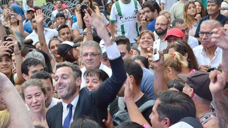 POGO. Con Jijiji, de los Redondos, como cortina, se desató el festejo final. .