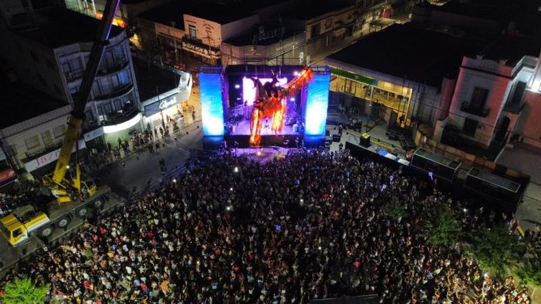 La última edición de Las Noches de Pilar incluyó una plataforma que permitió que los vecinos accedan a una vista aérea del paseo del centro. .