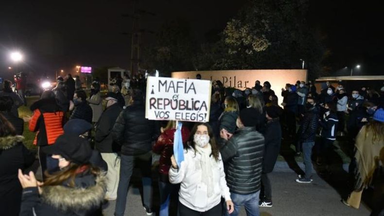 RECHAZO. En julio, vecinos de Ayres del Pilar se manifestaron contra la llegada de Báez. .
