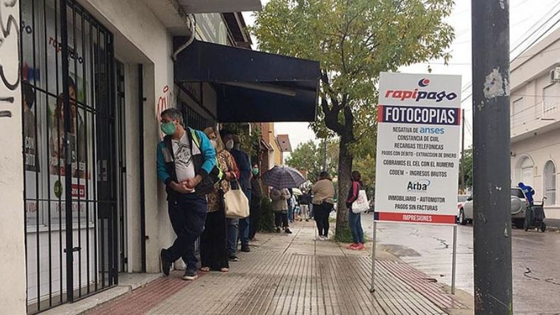 UNA CUADRA DE COLA. La imagen, ayer, en el Rapipago de la calle Gamboa..