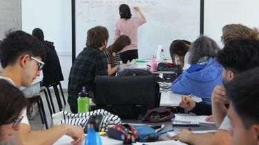 Enterate de qué se trata el nuevo régimen de licencias para los docentes bonaerenses y cómo impacta en los días permitidos por maternidad y paternidad.