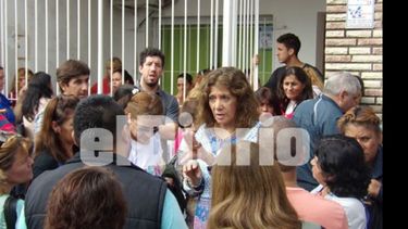 Auxiliares discuten con la consejera Julia Benítez..
