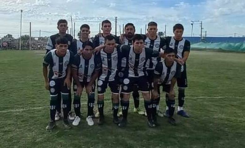 EQUIPO. El once inicial de Abrojal que el sábado ganó en la cancha de Flecha Azul.