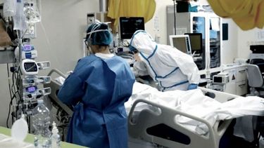 TRATAMIENTO. La disponibilidad de camas de terapia es clave para evitar que se disparen las muertes..