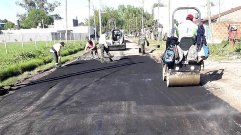 MEJORAS. El gobierno salió a tapar baches y mejorar algunos asfaltos..