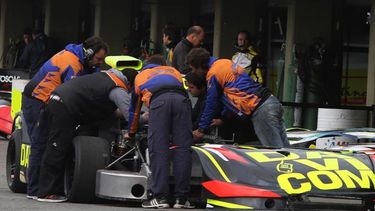 Los mecánicos del Azul Sportteam trabajan en el motor de Deharbe. El impulsor complicó al piloto de Pilar..