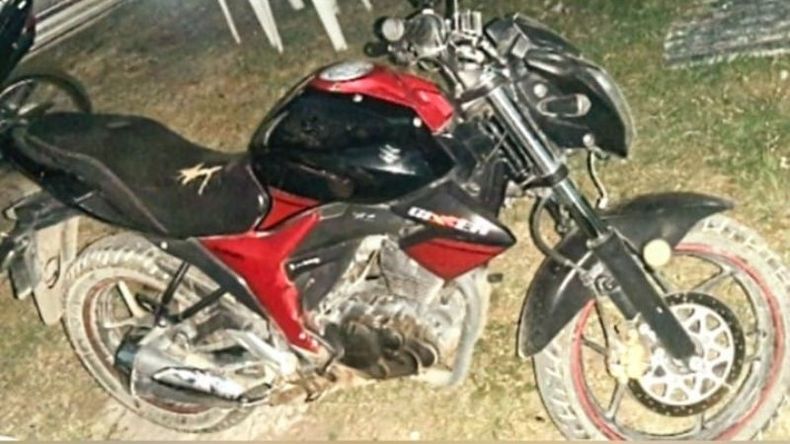 La motocicleta tenía pedido de captura por robo emitido por una fiscalía de CABA. Foto @pilaradiario .