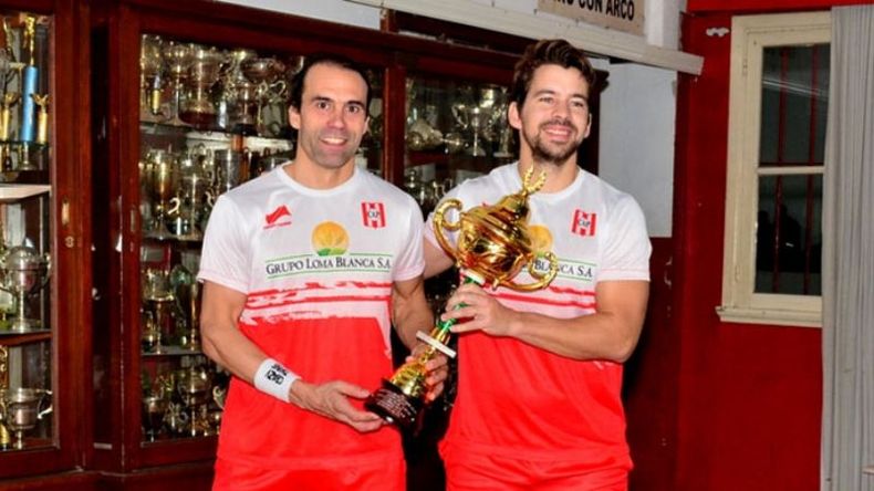 CAMPEONES. Bilbao y Andreasen con el trofeo del Torneo Apertura. (FOTO: FREDY CABALLERO)..