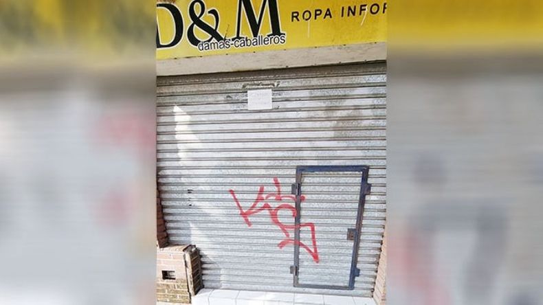 GRAFFITIS. Generaron el malestar de los comerciantes de Del Viso..