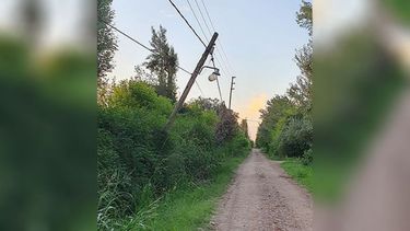 “@Edenor es URGENTE que vengan ! Hay alerta x vientos y el poste sigue así !!! Ya vino la cuadrilla a verificar pero nadie a arreglar”. Paula Tauriño @paulataurino.