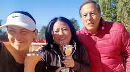 Gladys Okobori celebra con su compañera de entrenamiento, Daiana Sayago, y su entrenador, Luis Aguirre.