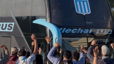 POR LA FINAL. Un grupo de hinchas despidió al plantel de Racing en su salida desde Pilar hasta el Cilindro.&nbsp;