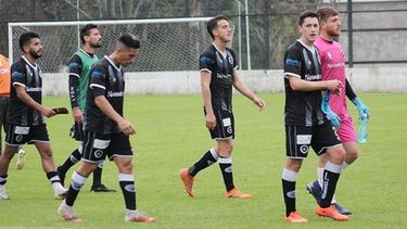SIN TRIUNFOS. Los jugadores de Real preocupados por no poder ganar..