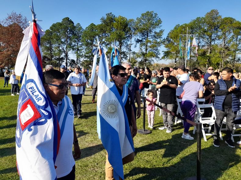 GLORIA Y HONOR. Sobrevivientes del Belgrano encabezaron la entrada al acto.