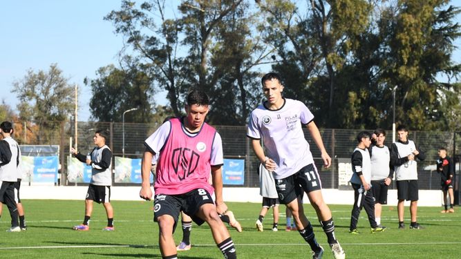 PELOTA. Nicolás Escurra y Joaquín César, dos que jugarían este domingo en Villegas.