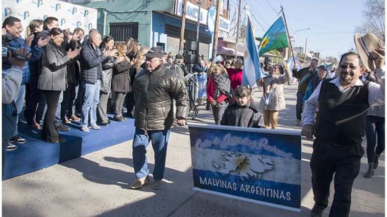 DESFILE. Las instituciones de la localidad se mostraron en el festejo..