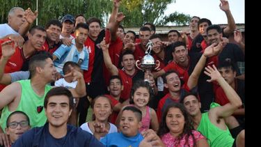LA PRIMERA. Los jugadores y familiares de Derqui campeón, orgullosos con la Copa..