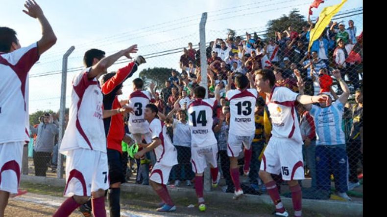 Los jugadores de Monterrey festejan la goleada en el clásico con su gente..