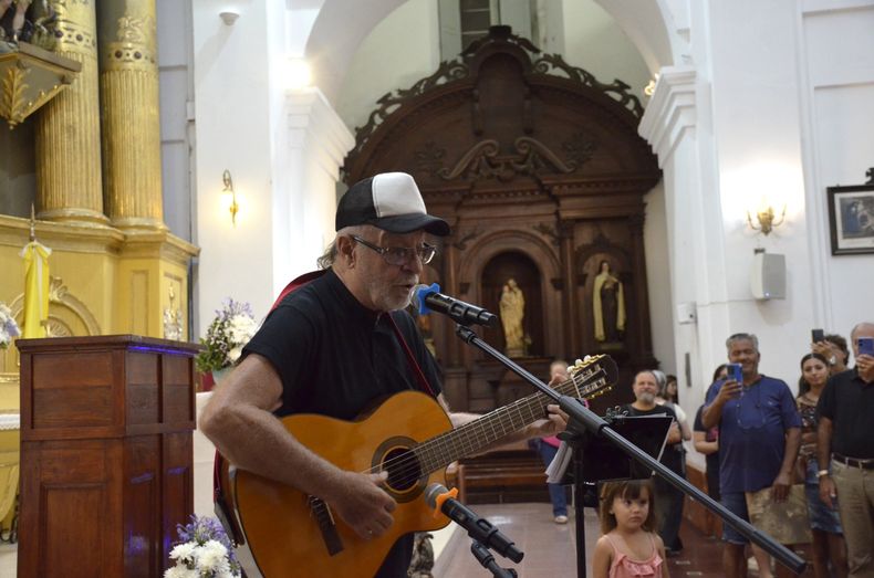 SLO LE PIDO A DIOS Len Gieco cant en la parroquia Nuestra Seora del Pilarnbsp