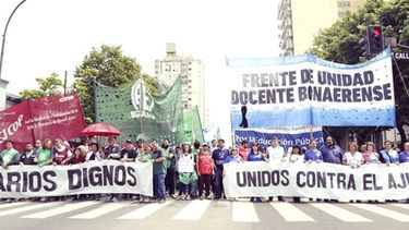 MARCHA. Docentes y estatales reclamaron por sus salarios en La Plata..