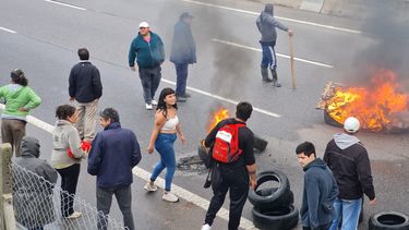 El corte se lleva a cabo en ambas manos. Un solo carril por lado permanece liberado.&nbsp;