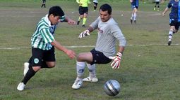 DESEQUILIBRIO. Zárate elude al arquero Maile. El 10 fue goleador y figura..