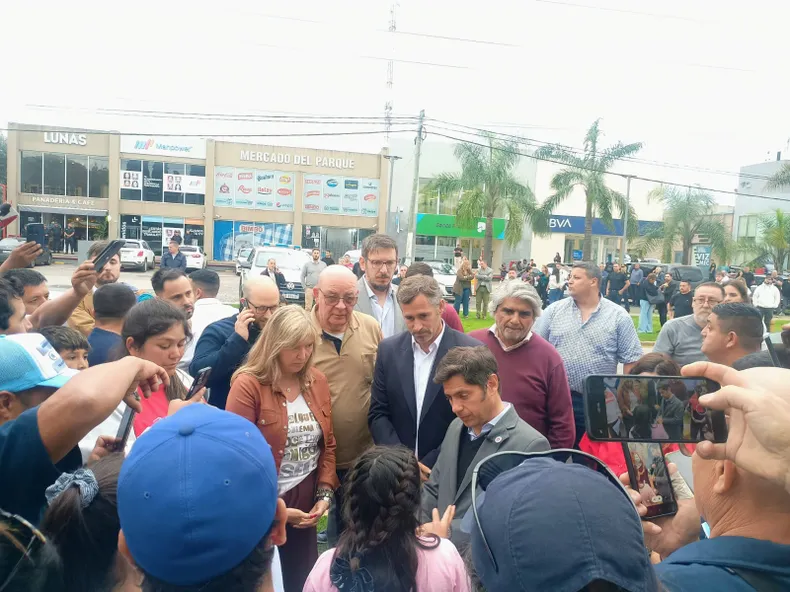 DIÁLOGO. Axel Kicillof y Federico Achával con las familias despedidas de ILVA.&nbsp;